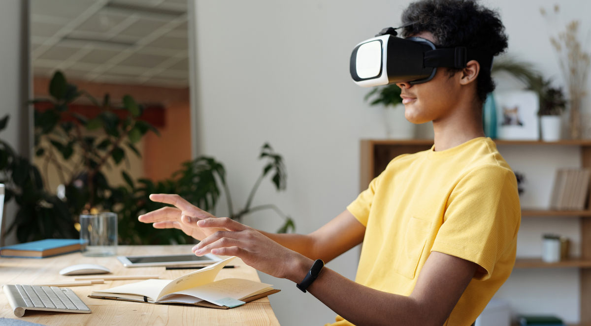 Combining VR with AI for an Immersive LMS Experience